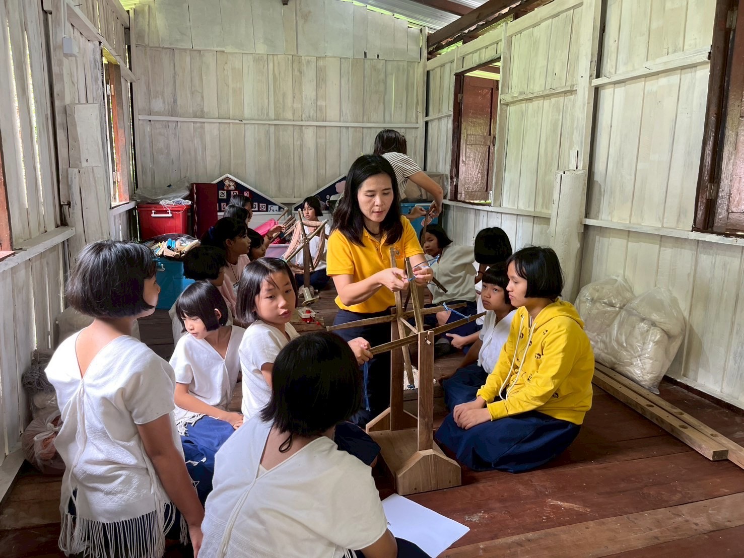 สำนักงานพัฒนาชุมชนอำเภอแม่สะเรียง ดำเนินโครงการขยายผลศิลปาชีพจังหวัดกิจกรรมส่งเสริมการเรียนรู้ ศิลปหัตถกรรมศิลปาชีพในโรงเรียนต้นแบบ